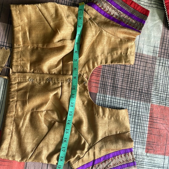 This is very nice Indian traditional saree with ready made blouse. Color beige. - Picture 7 of 10